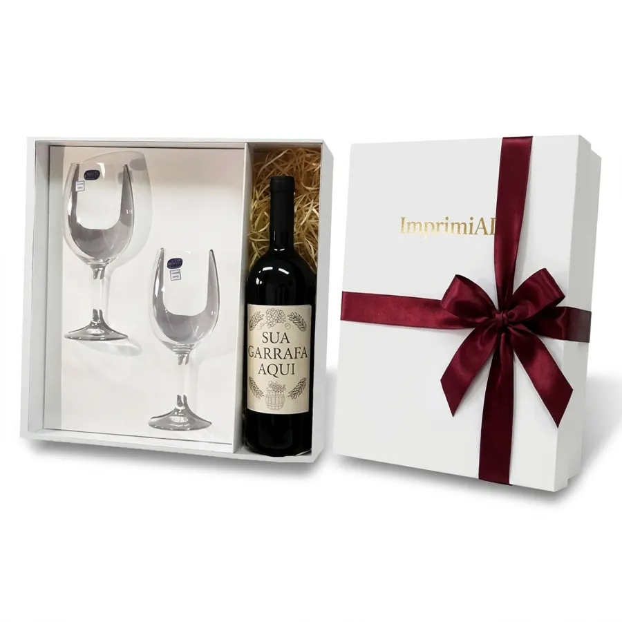 Caixa Kit para Vinhos aberta com garrafa e duas taças de cristal, ao lado da caixa fechada com laço